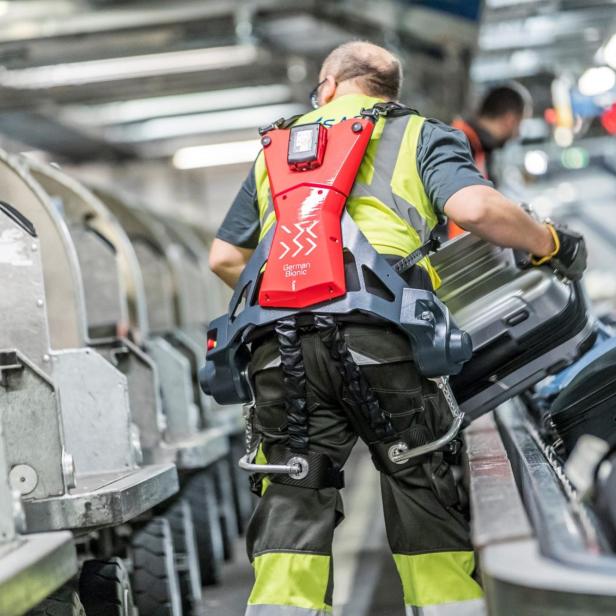 Durch das Exoskelett werden die Arbeiter*innen geschont.