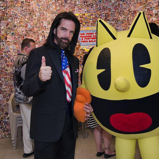 Billy Mitchell zusammen mit Pac-Man.