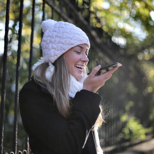 Frau mit Smartphone