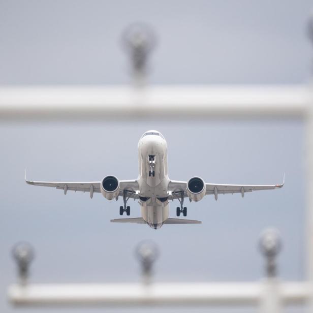 Flugzeug am Flughafen Berlin Brandenburg