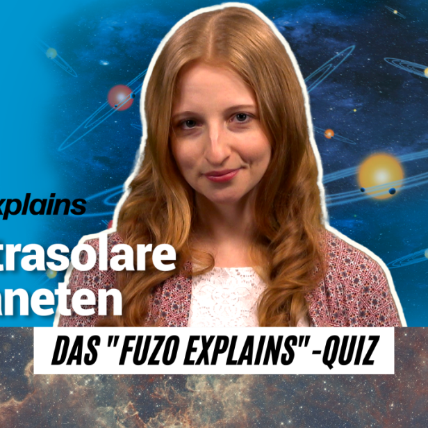 Zu sehen sind einige Planeten, eine Galaxie sowie die Moderatorin des Formats