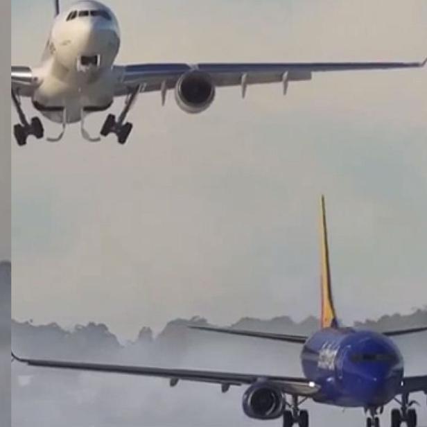 Hier stoßen zwei Flugzeuge fast zusammen.