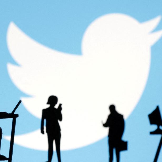 FILE PHOTO: Illustration shows Twitter logo