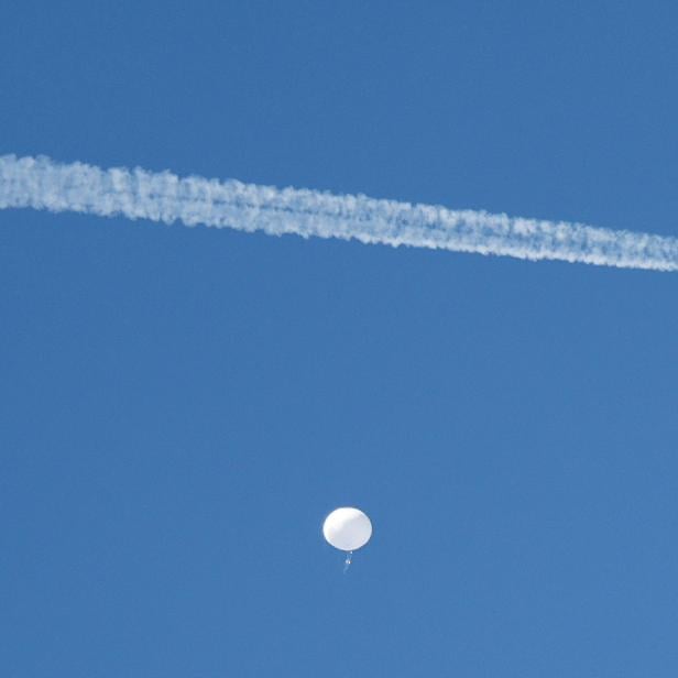 Erneut wurde ein weißer Ballon am Himmel entdeckt.