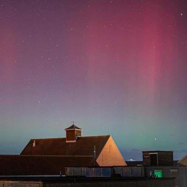 Nordlichter erhellen den Himmel über Swaffham, Großbritannien.