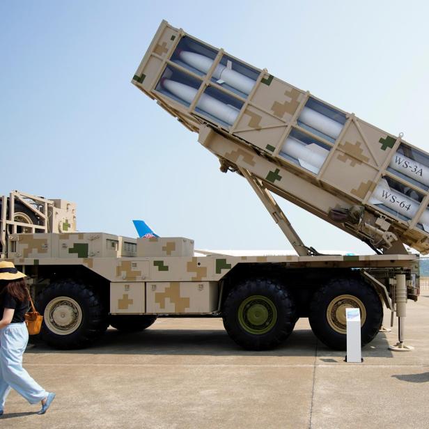 Ein WS-3A/WS-64 Raketenwerfer wird auf der Airshow China in Zhuhai ausgestellt.