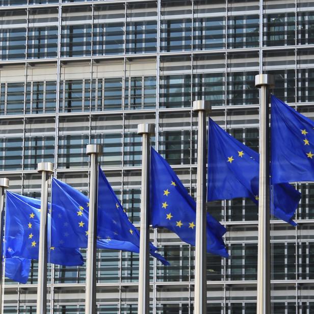 epa03264431 Illustration Picture showing the EU flags in front of the European Commission headquarters in Brussels, Belgium, 14 June 2012. EPA/OLIVIER HOSLET