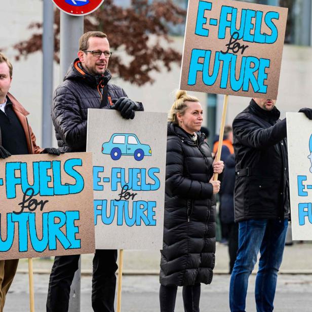 Manche Menschen hoffen auf E-Fuels, um Autos mit Verbrennungsmotoren nicht aufgeben zu müssen