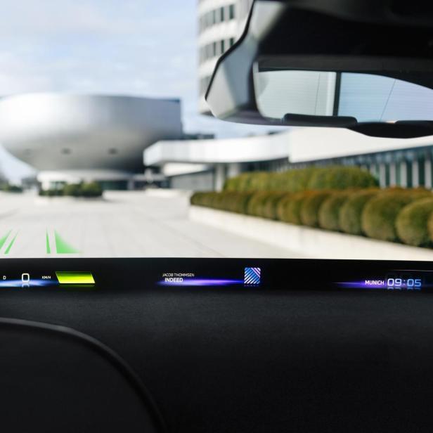 BMWs "Panoramic Vision" legt Display über gesamte Windschutzscheibe