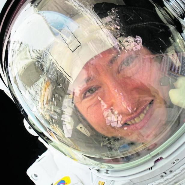 NASA-Astronautin Christina Koch bei einem Weltraumspaziergang im Raumanzug