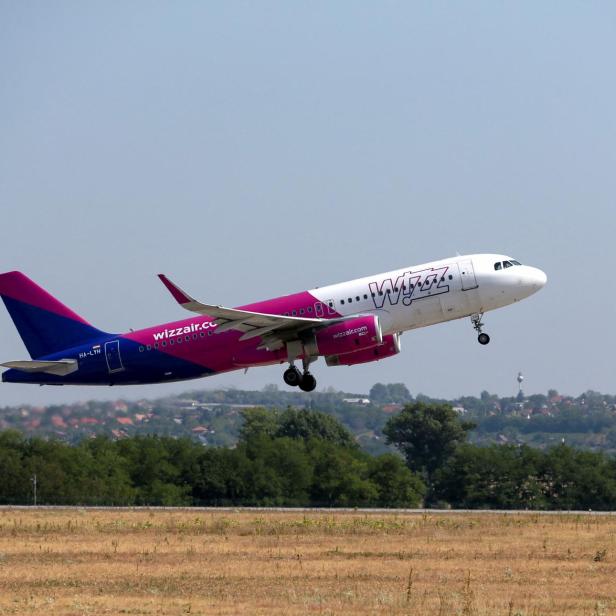 Wizz Air Flugzeug startet