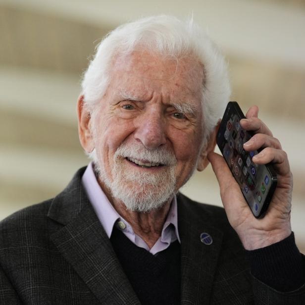 Martin Cooper mit modernem Handy