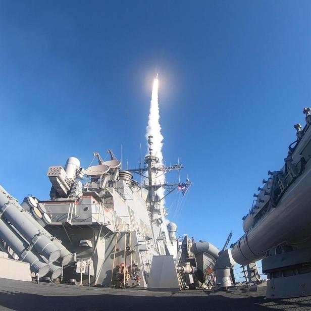 Ein Schiff der Arleigh-Burke-Klasse feuert eine SM-2-Rakete ab.