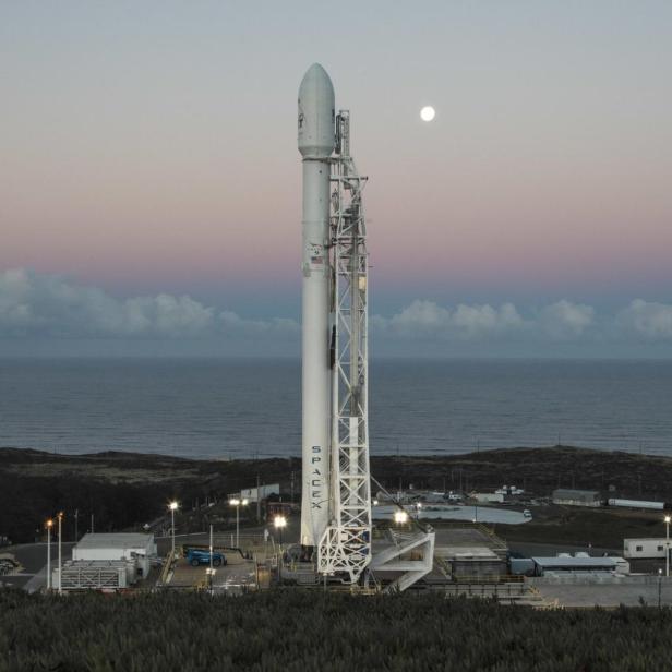 Eine Falcon-9-Rakete von SpaceX auf der Vandenberg Space Force Space Base in Kalifornien