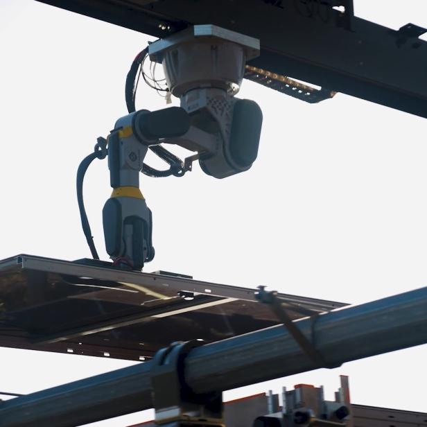 Sarcos O-AMPP Roboter unterstützt bei der Installation von Photovoltaikmodulen auf großen Freiflächenanlagen