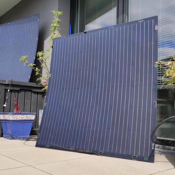 Zwei Module einer Balkon-Solaranlage auf einem Balkon