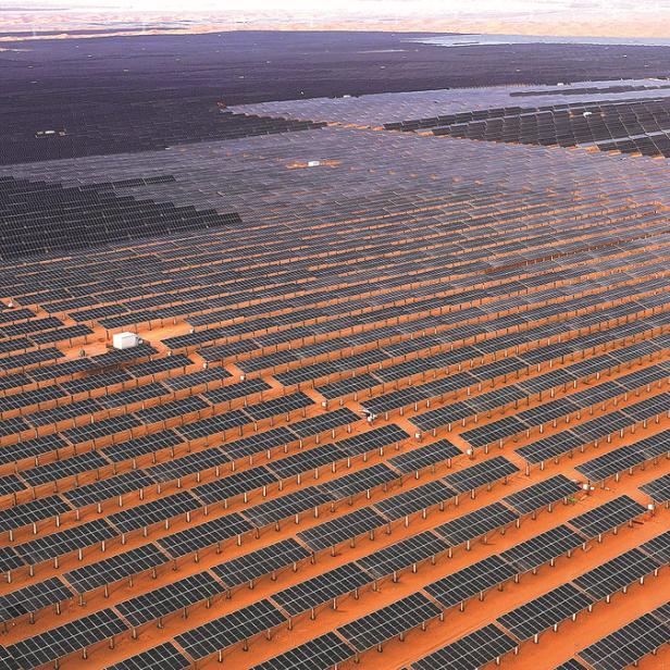 Künstlerische Darstellung einer Solaranlage in der Wüste