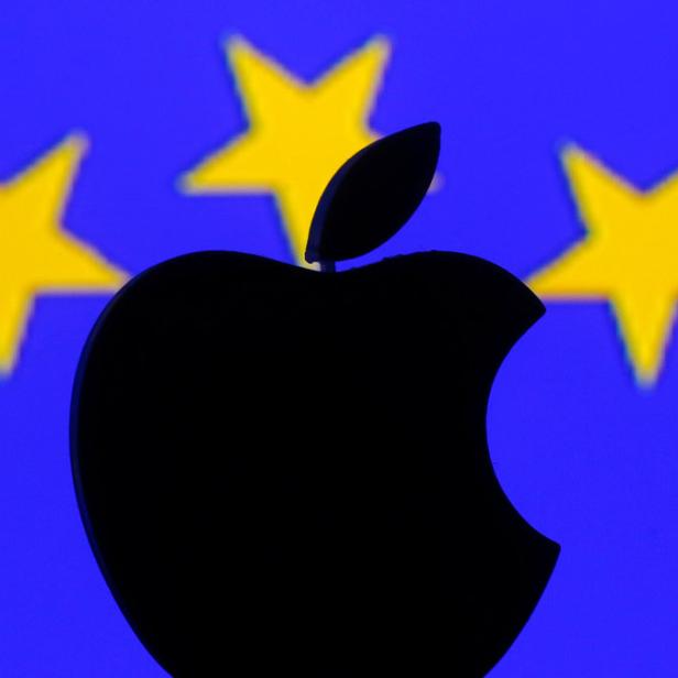 Das Apple-Logo vor dem Hintergrund der Europaflagge.