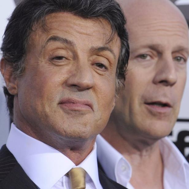 Cast members Sylvester Stallone (L) and Bruce Willis attend the premiere of the film &quot;The Expendables&quot; in Los Angeles August 3, 2010. REUTERS/Phil McCarten (UNITED STATES - Tags: ENTERTAINMENT)