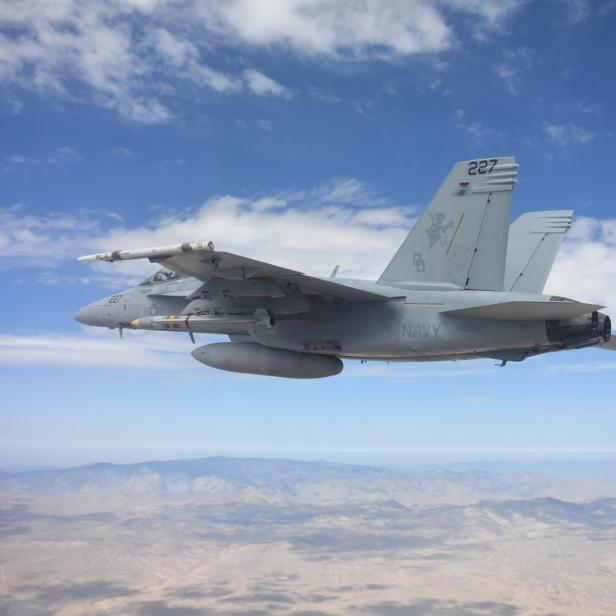 Eine U.S. Navy F/A-18 Super Hornet mit der AARGM-ER