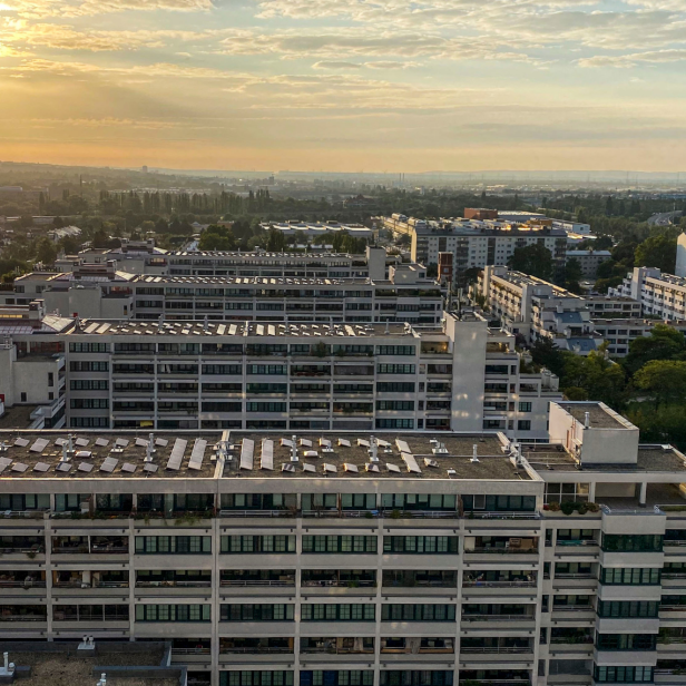 Photovoltaikanlage am Dach des Gemeindebaus am Schöpfwerk in Wien