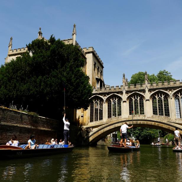 Bootfahrer beim Punting am River Cam in Cambridge