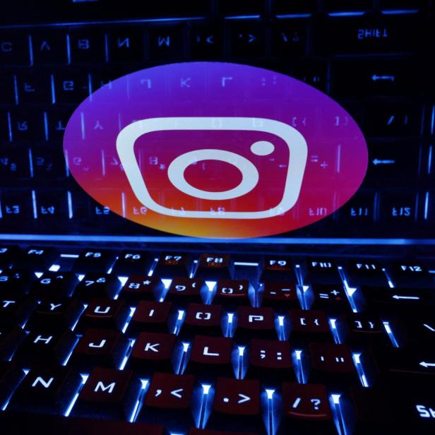 Instagram-Logo über Tastatur