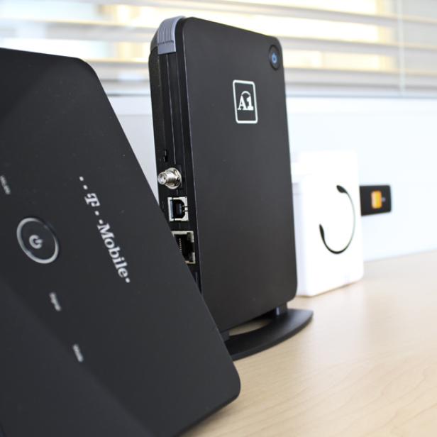Mehrere Router verschiedener Marken stehen auf einem Tisch.