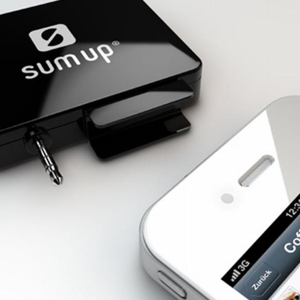 Ein SumUp-Kartenlesegerät ist an ein iPhone angeschlossen, auf dem „Coffee & Cream“ angezeigt wird.