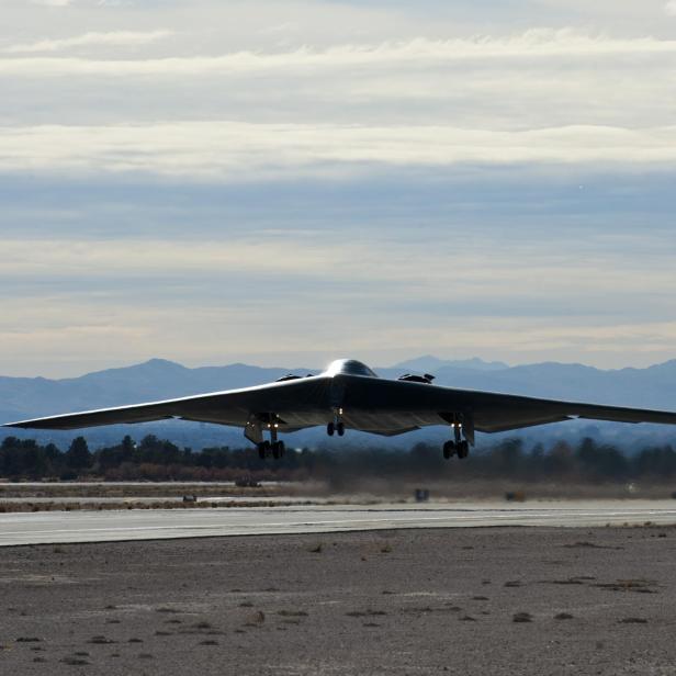 Video: B-2 Stealth-Bomber fliegen nach monatelange Pause wieder