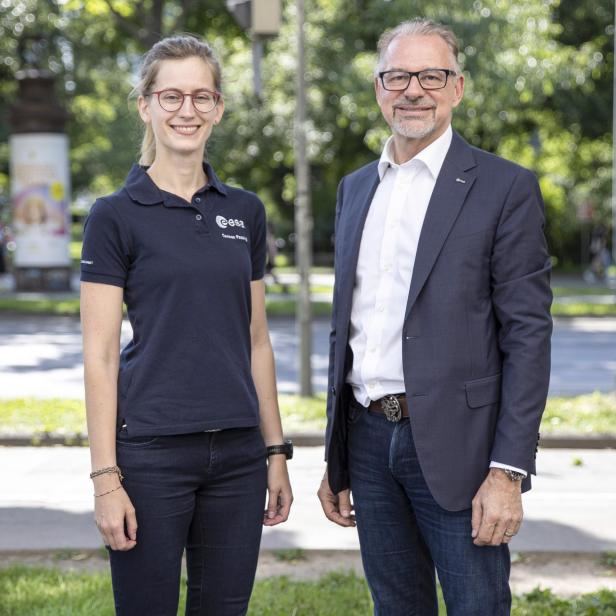 Astronautin Carmen Possnig und ESA-Chef Josef Aschbacher.