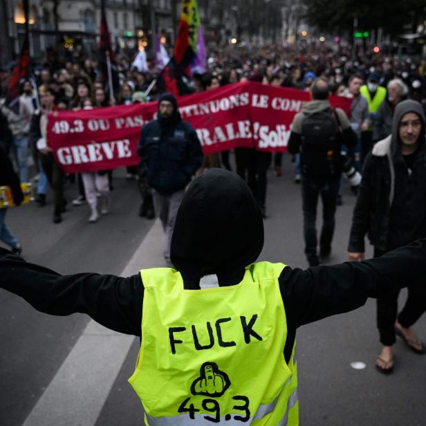 TOPSHOT-FRANCE-POLITICS-GOVERNMENT-PENSIONS-DEMO