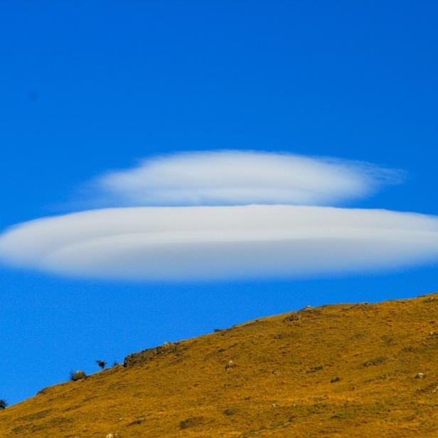 Sogenannte lentikulare Wolken sehen UFOs sehr ähnlich.