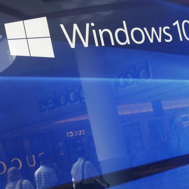 Das Windows 10-Logo vor einem blauen Hintergrund.