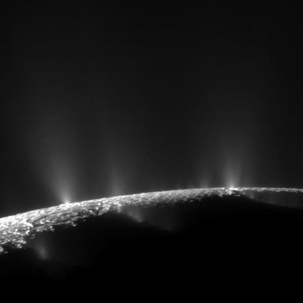 Wasserdampfwolken des Eismonds Enceladus.