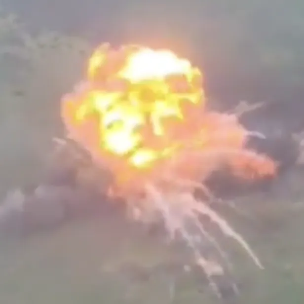 Der T-54 Panzer explodierte in einem Feuerball.