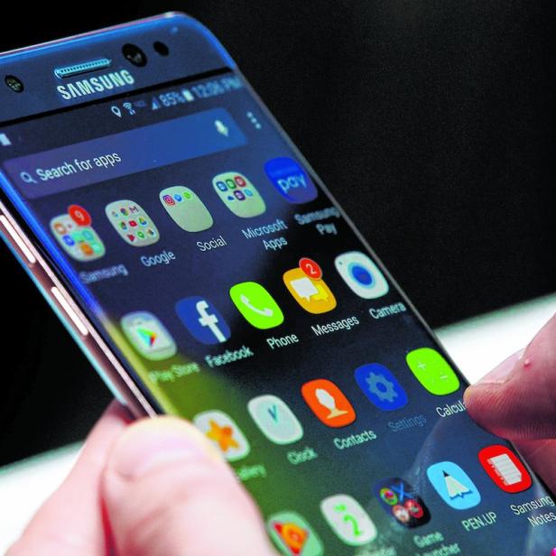 Ein Samsung-Smartphone mit einer Hand, die den Bildschirm berührt.