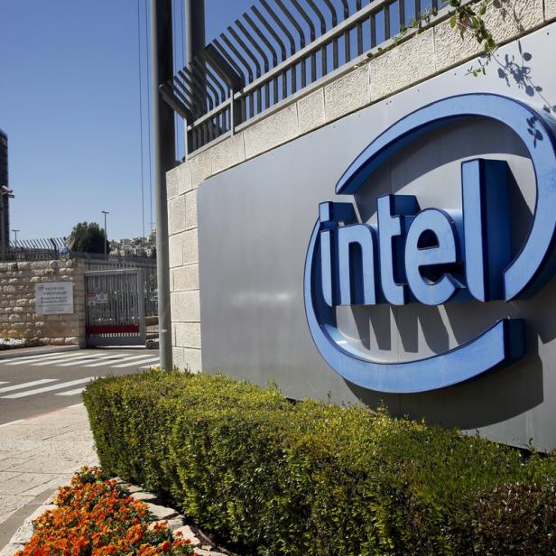 Das Intel-Logo vor einem Bürogebäude in Jerusalem.