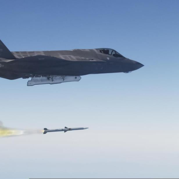 Eine F-35 feuert eine AIM-120 AMRAAM ab.