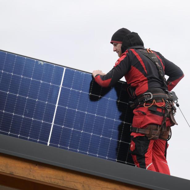 Symbolbild: Ein PV-Modul wird installiert