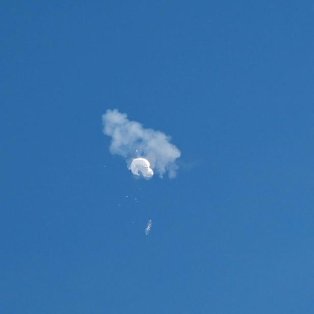 FILE PHOTO: FILE PHOTO: The suspected Chinese spy balloon drifts to the ocean after being shot down off the coast in Surfside Beach