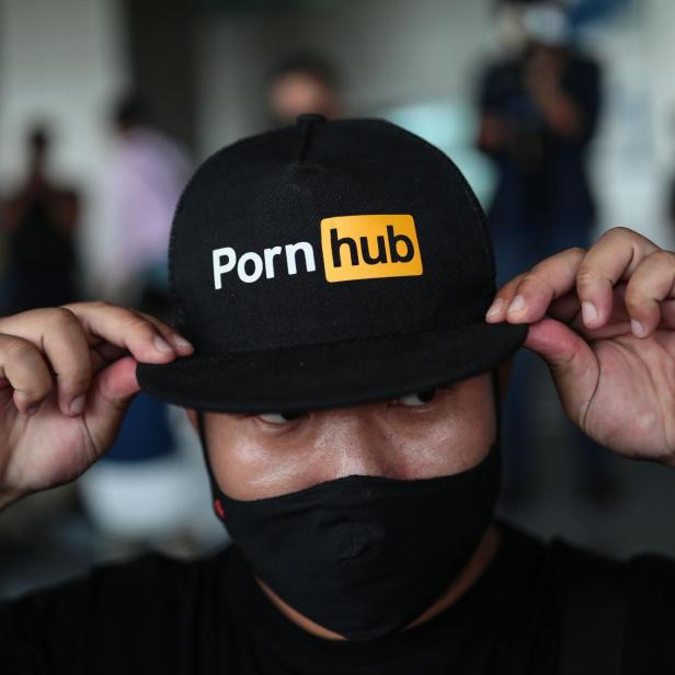 Mann mit Pornhub-Kappe