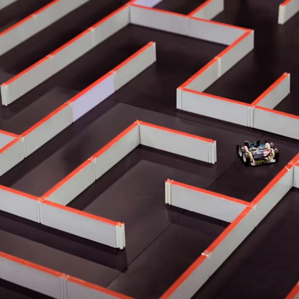 Micromouse Roboter in einem Labyrinth