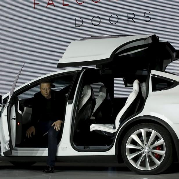 Rund um die Falkenflügeln bei Tesla gibt es jetzt Rechtsstreitigkeiten.