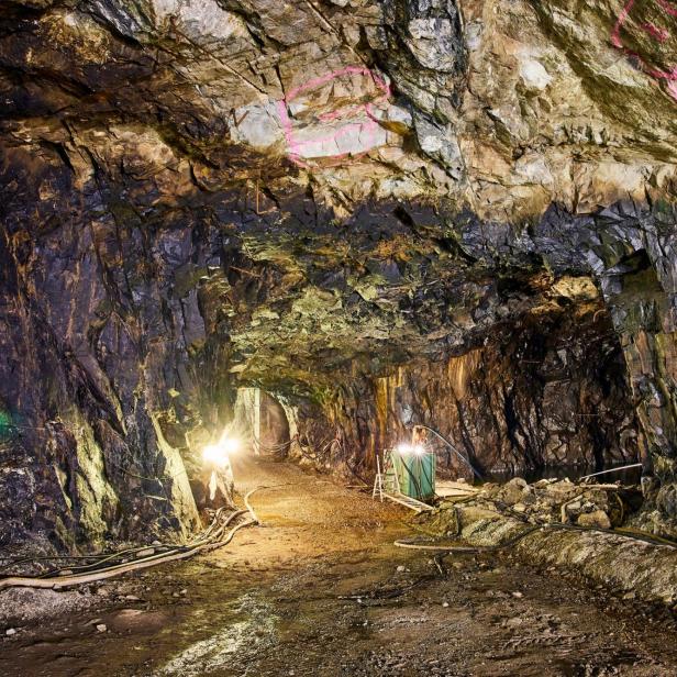 In der Höhle wurde früher Erdöl gelagert.