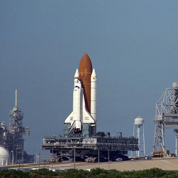 Das Space Shuttle Endeavour auf dem Weg zur Startrampe im November 1993