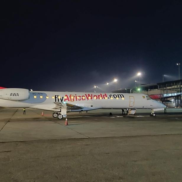 Eine Embraer ERJ 145 der Africa World Airlines am Murtala Muhammad International Airport