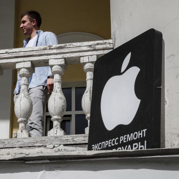 Apple limits operations of services in Russia