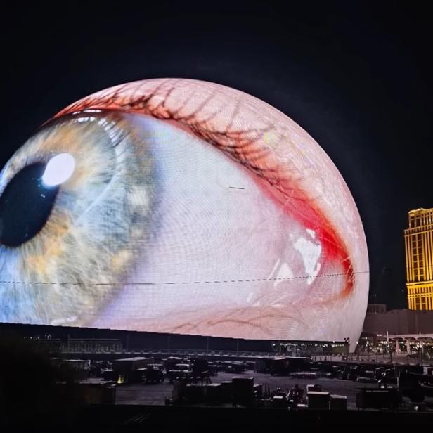 Riesiges Auge über Las Vegas. Das mit LED-Bildschirmen überzogene Gebäude The Sphere macht es möglich