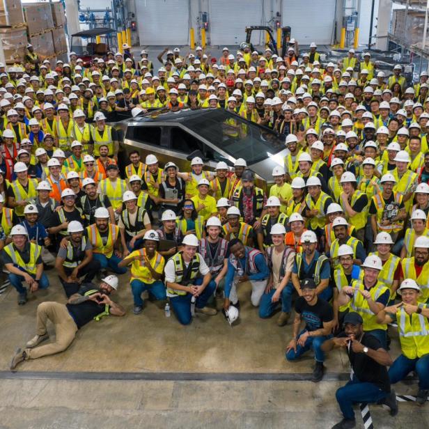 Mitarbeiterinnen und Mitarbeiter der Gigafactory Texas mit ihrem ersten fertig produzierten Tesla Cybertruck